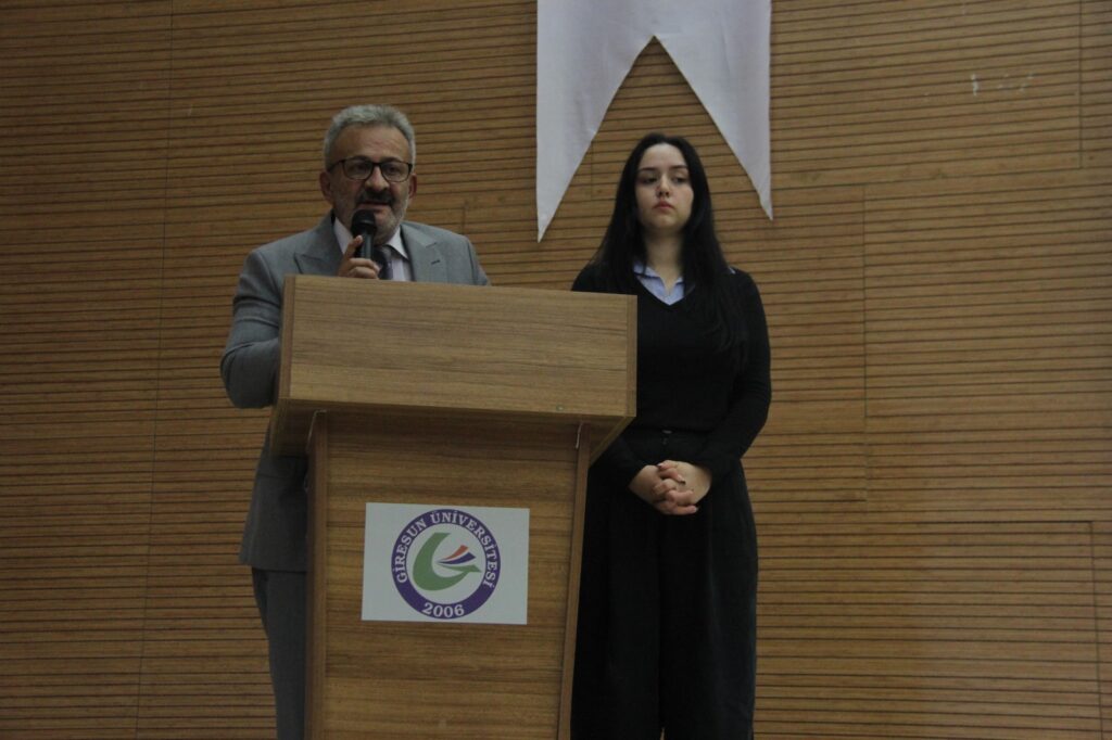 Fakülte Dekanı Prof. Dr. Mustafa Yağbasan, programın açılış konuşmasını gerçekleştirirken.
